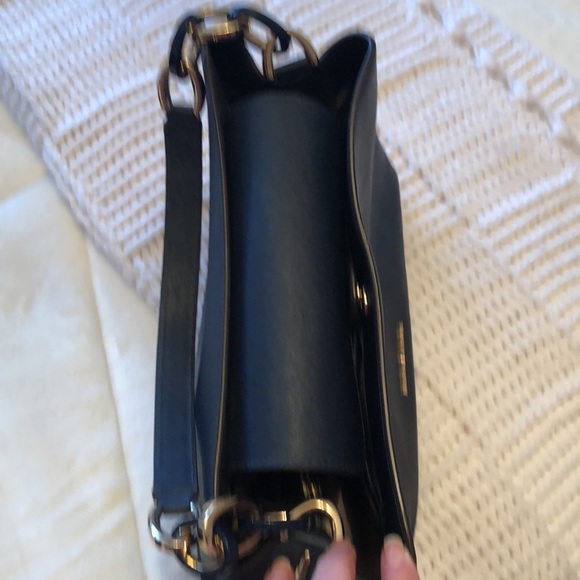 Like New Michael Kors navy handbag - Picture 4 of 11